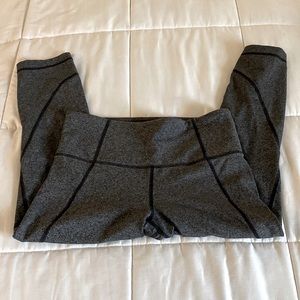 Athleta salutation crops S